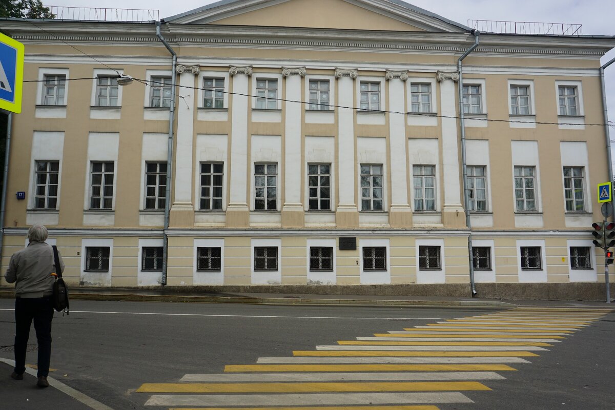 Старокирочный переулок, 13.  Дом А. М. Нестерова, построенный  в конце XVIII века, бывшая Лефортовская полицейская часть.  Сейчас здание принадлежит МГЮА. 