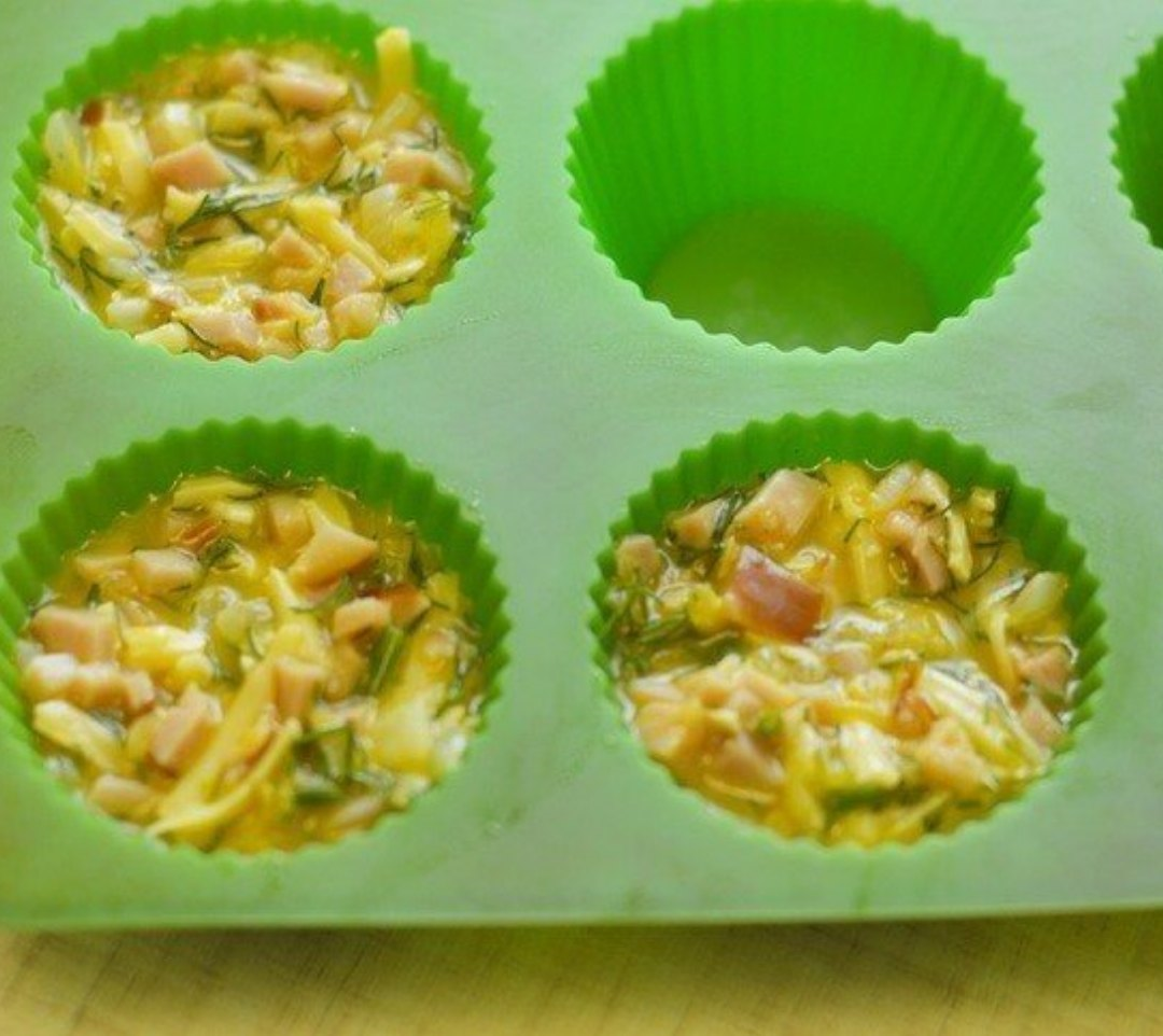 омлетные маффины с беконом. омлет в формочках. маффины со шпинатом. фриттата маффин. маффины овощные яичные.