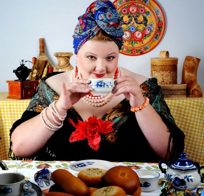 Баба булочка. Женщина с пирогом. Толстушка с пирожками. Русская женщина с пирогами. Пирожок у девушки.