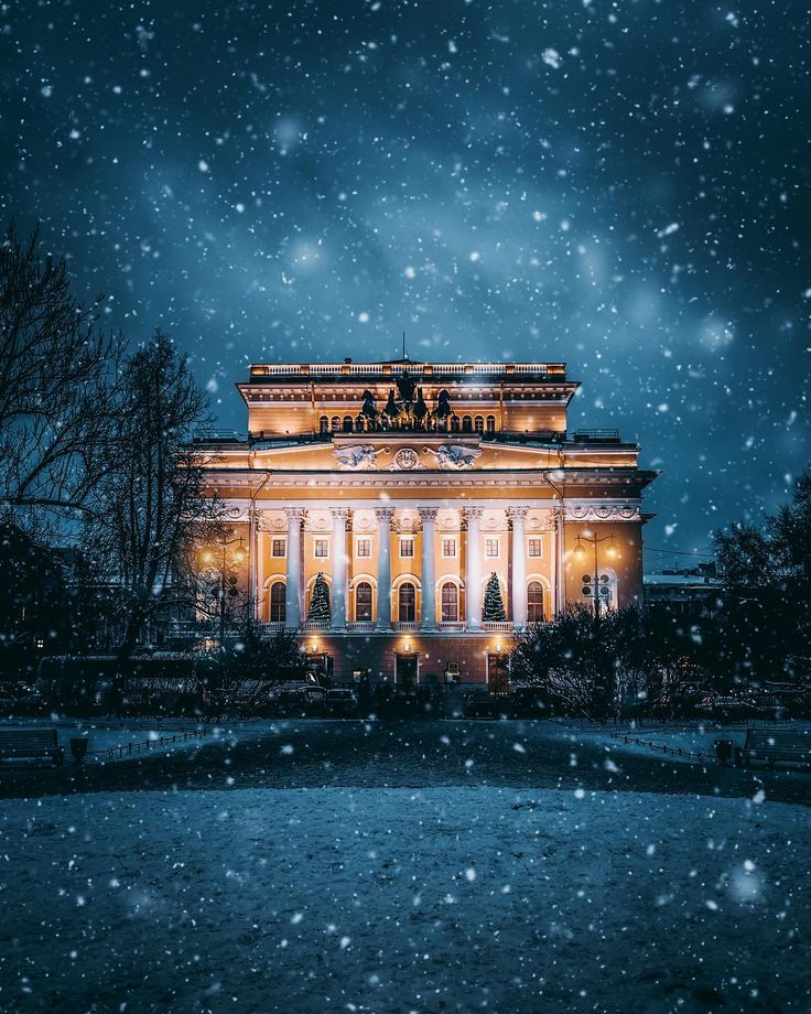 Самые обсуждаемые театры Санкт-Петербурга готовятся к новому сезону! Чем порадует театральная сцена этой осенью и как выглядят лучшие театры Северной Столицы, разберемся сегодня.