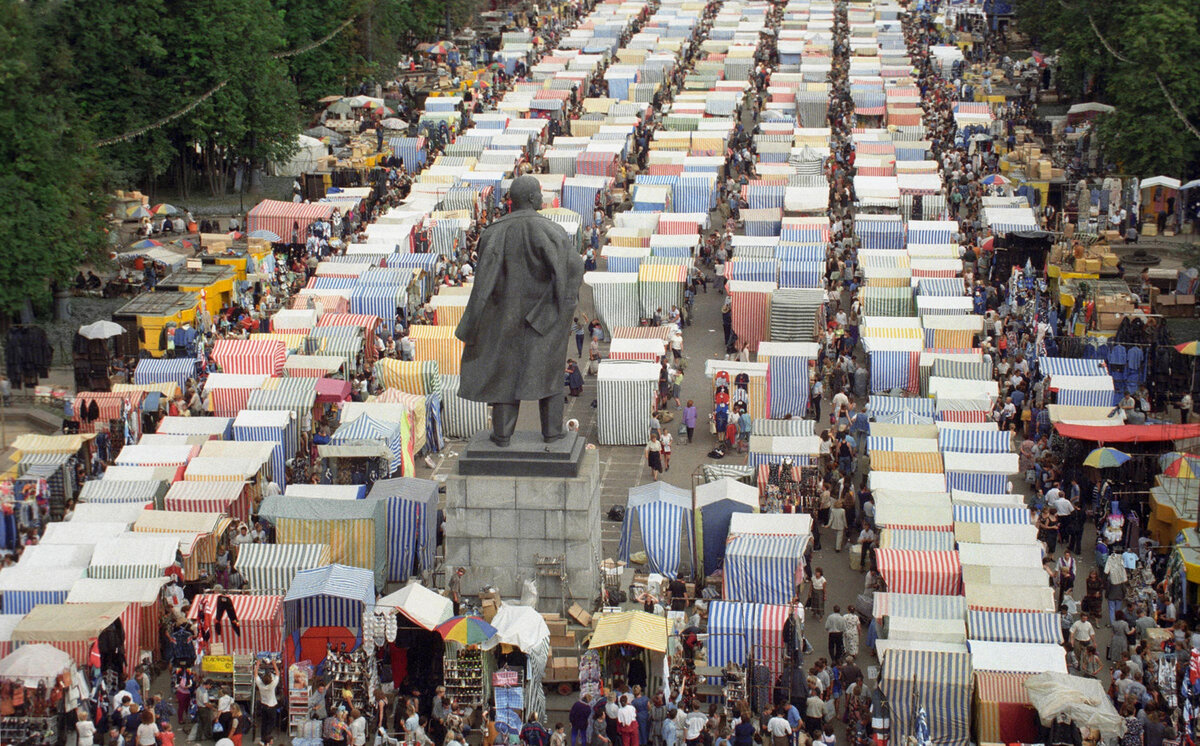 Вот так вот мы в 1990-х продавали все. Продаем и сейчас, похоже. Свое прошлое. Будущее. Награды дедов. Здоровье внуков. Как же это достало!!!