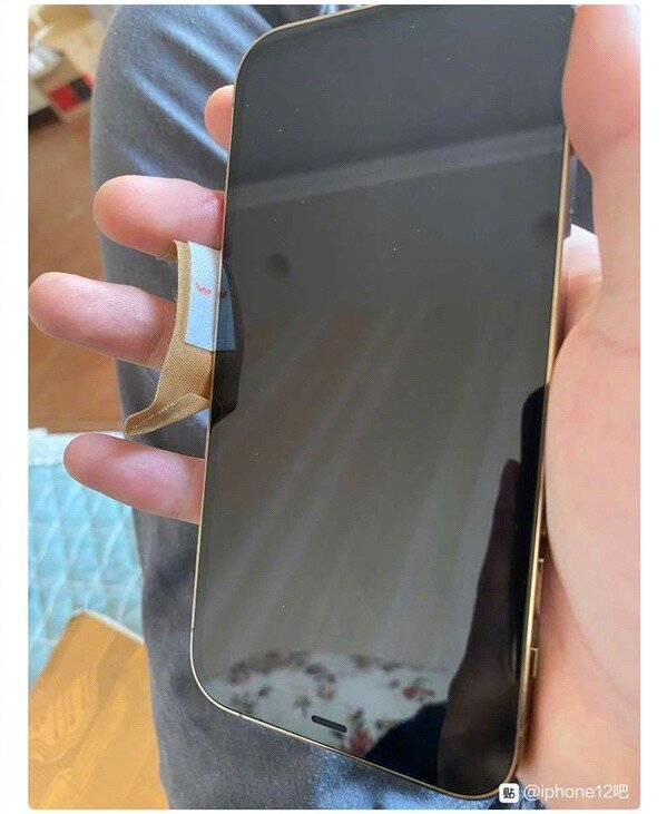 Apple iPhone 12 жаждут крови своих владельцев
