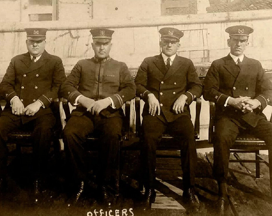 Офицеры судна «Конестога» на фото