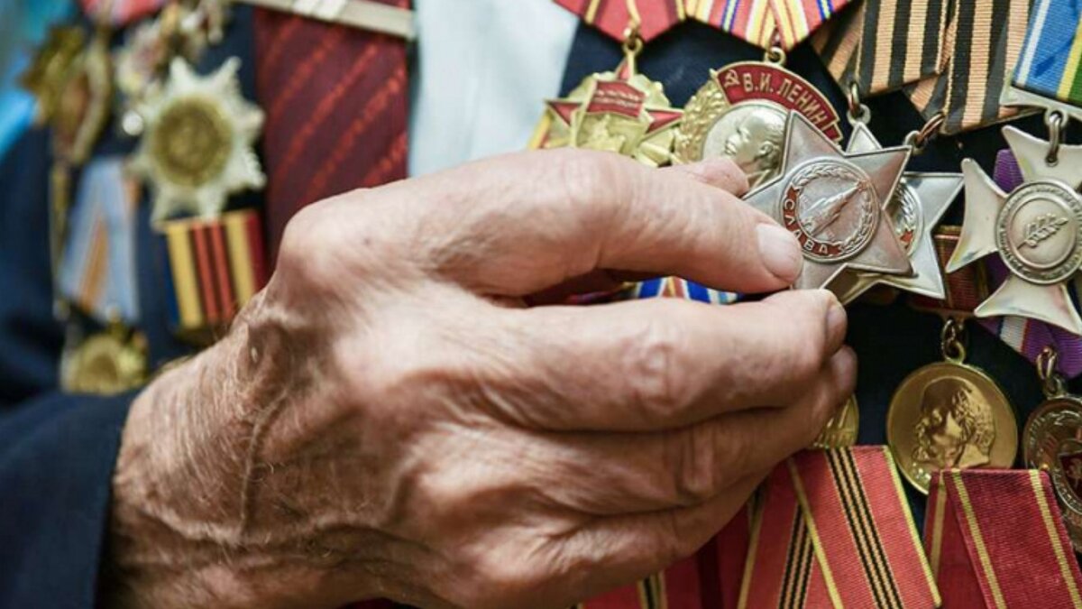 Ордена на груди ветерана.Картинка взята из источника: https://severpost.ru/docs/upload/2020/02/croppedImg_1946510038.jpeg.