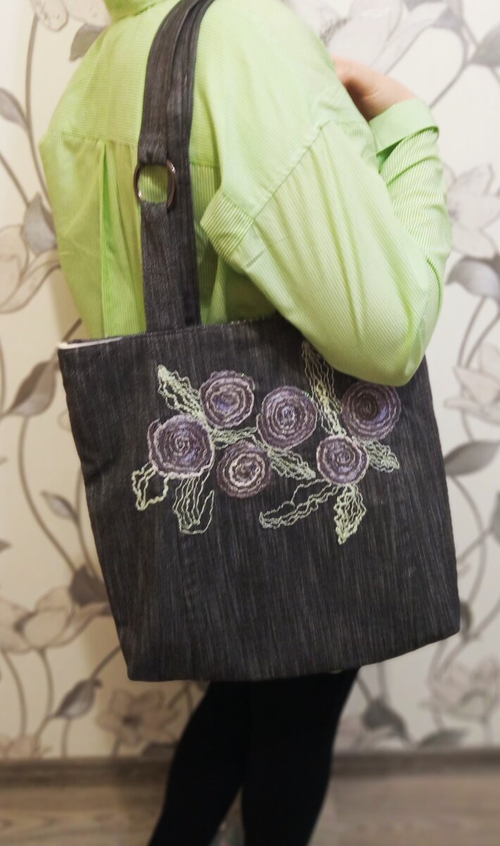 Удобно лежит. Ручки широкие, не давят на плечи, но окончательно решить, давит или нет будет возможно, когда сумка пойдет боевое крещение.