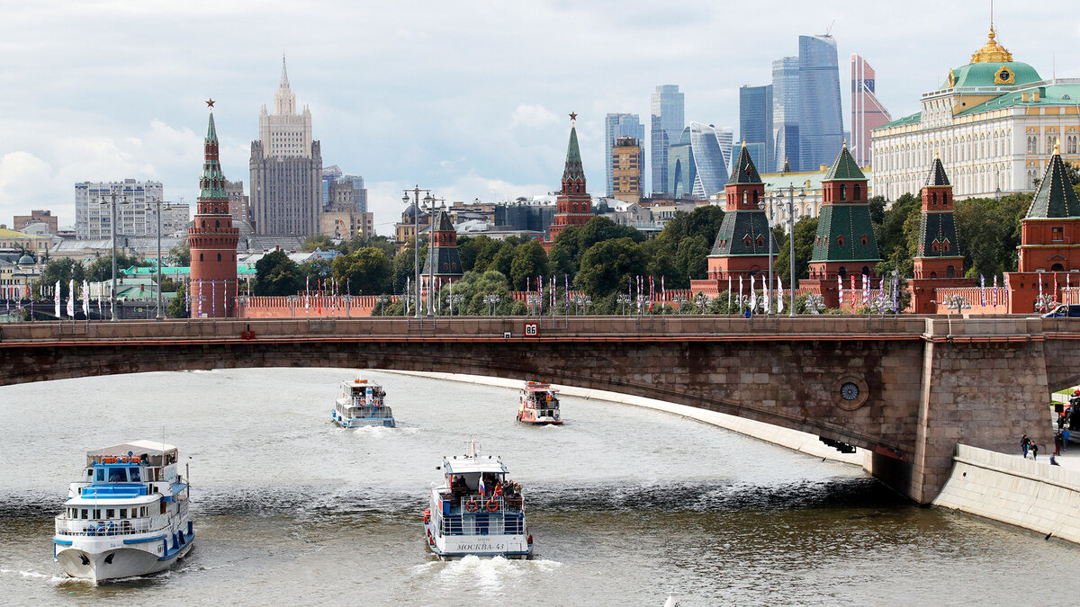 Столица со. Речные прогулки Устьинский мост. Реки Москвы. Москва река Кремль храм Христа Спасителя. Большой Москворецкий мост в Москве.