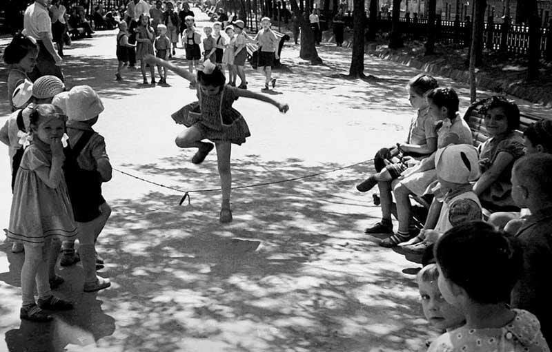 Дети играют на Тверском бульваре, 1961 год. Фото взято из открытых источников: soviet-postcards.com