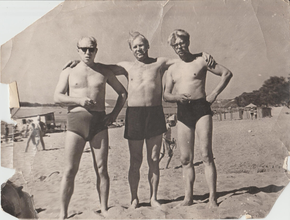 Семен Иванович с сыновьями- моими дядьями, Черное море, около 1965 года.