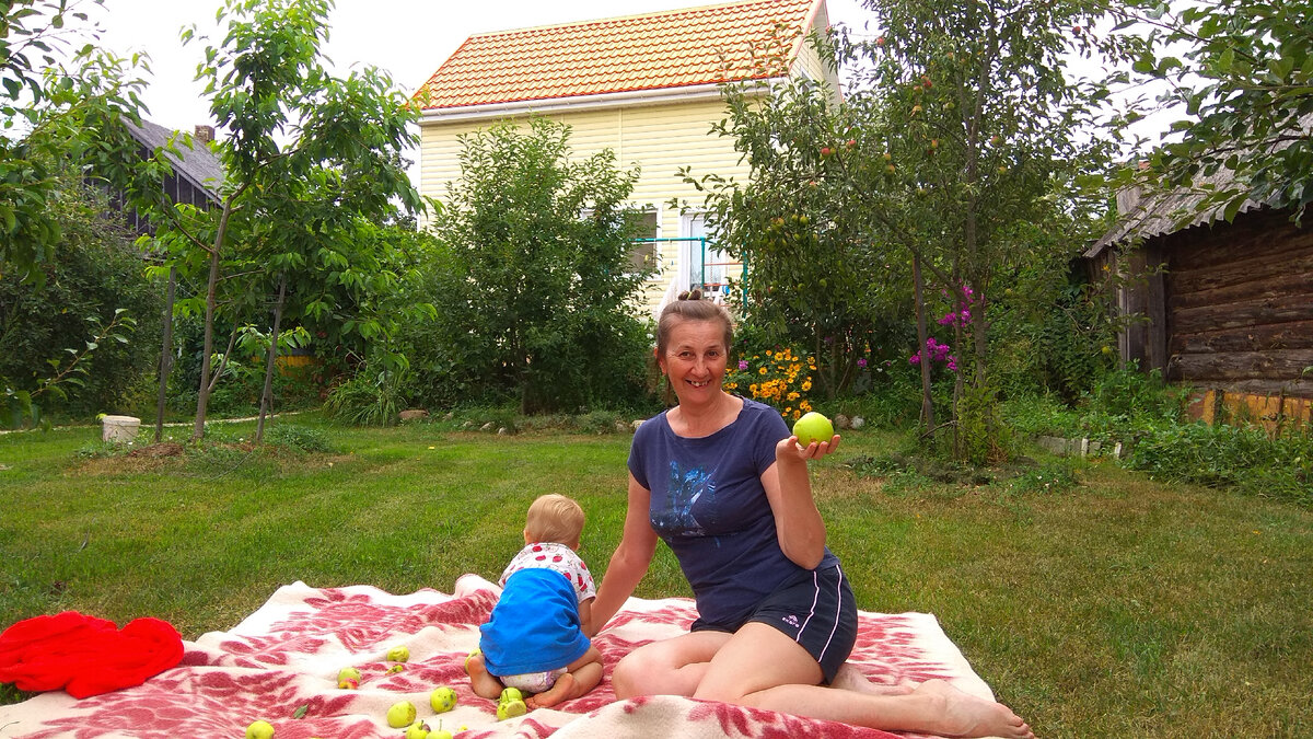 В деревне у друзей.