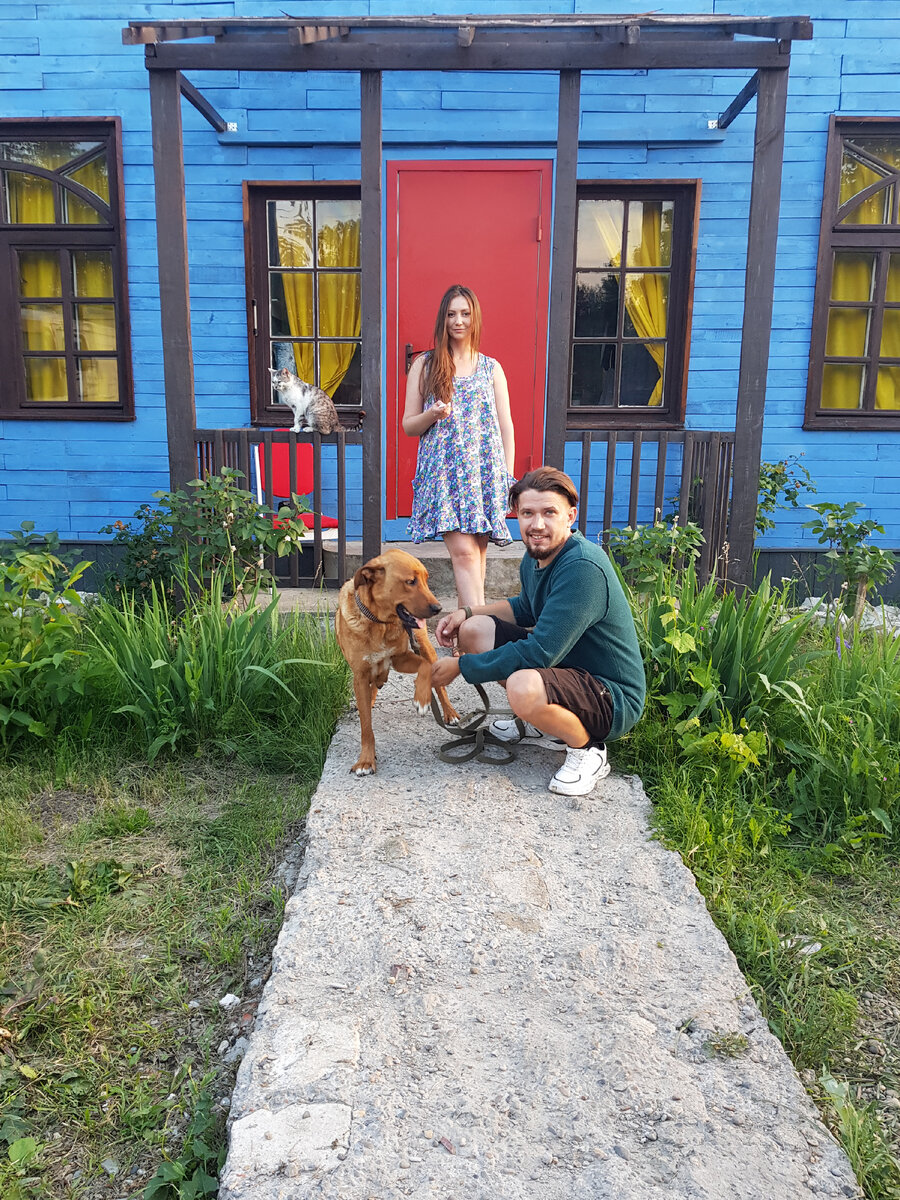 Я и мой муж Илья  на фоне каркасного дома, который мы построили со всеми коммуникациями и отделкой всего за 250 551р