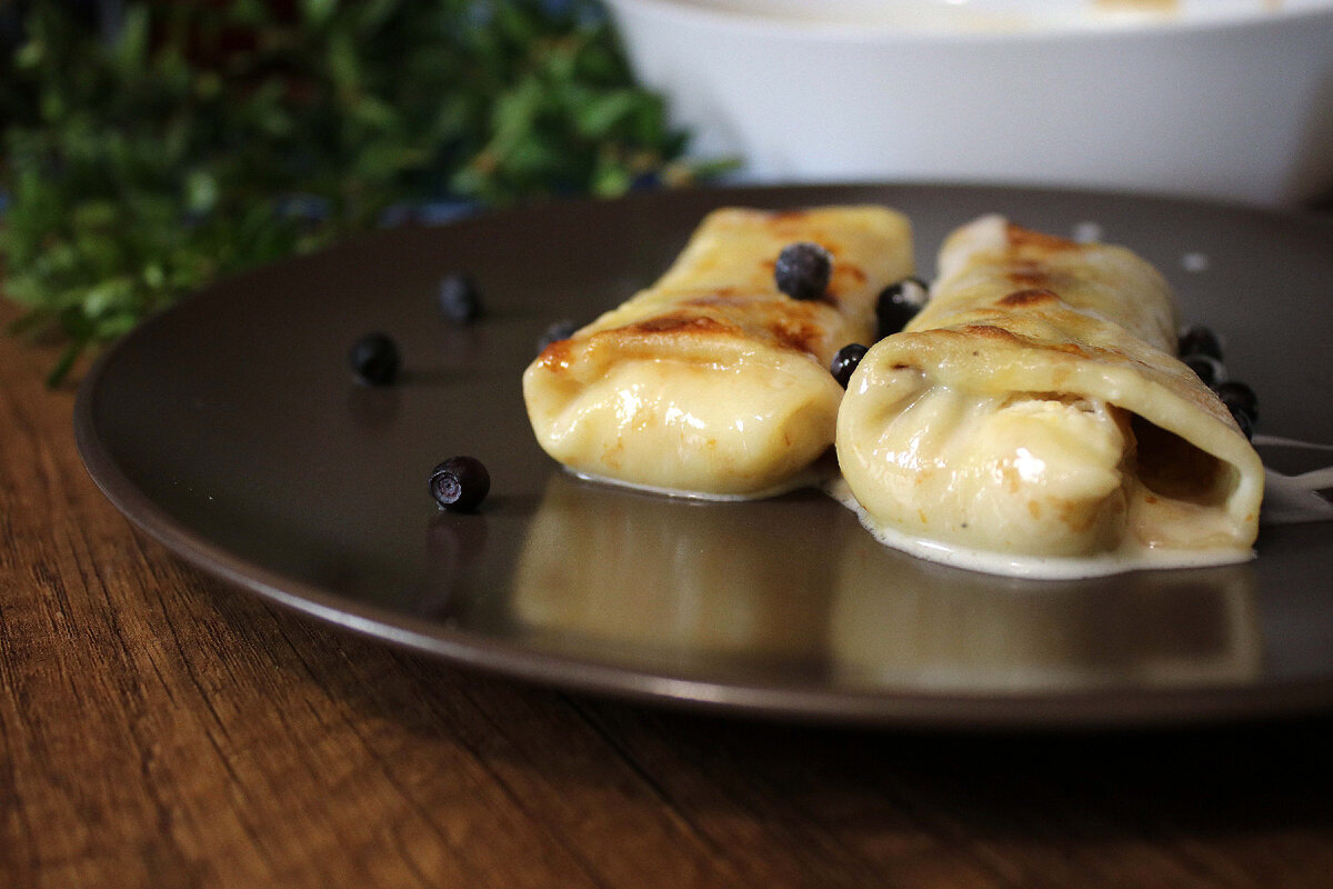 Блины, блинчики, крепы, налистники, блинцы, млинчики. Сколько ласковых названий у этого блюда. Как не назови, со всех сторон вкусно и хочется откусить шмат да побольше.  Сладкие, соленые, пустые или с начинкой. Много вариантов удовлетворить свой блинчиковый  аппетит.  Но, сейчас не об этом. Хотя нет, именно об этом. Именно о них, о блинчиках пойдет речь в той статье. Делюсь точнейшими пропорциями для теста и длинным списком начинок для этого блюда. Вот, интересно, есть хоть одна страна в мире, где не готовят блины? Кто знает такую, пишите)) 