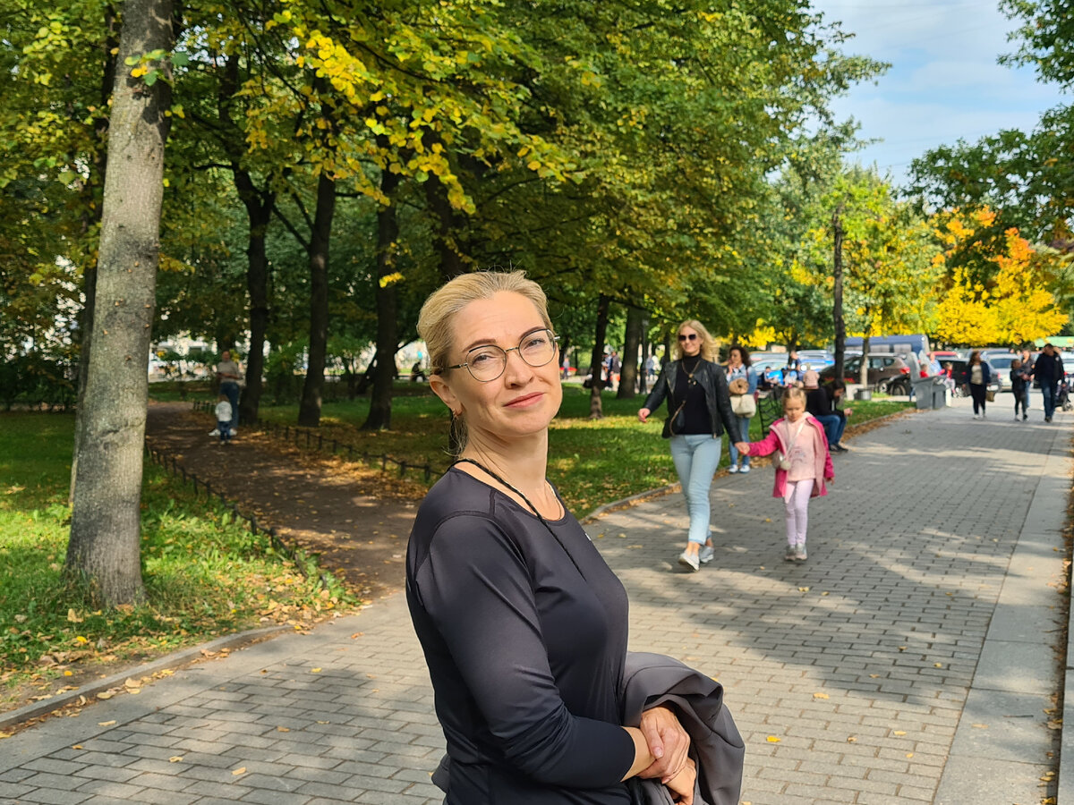 на аллеях парка