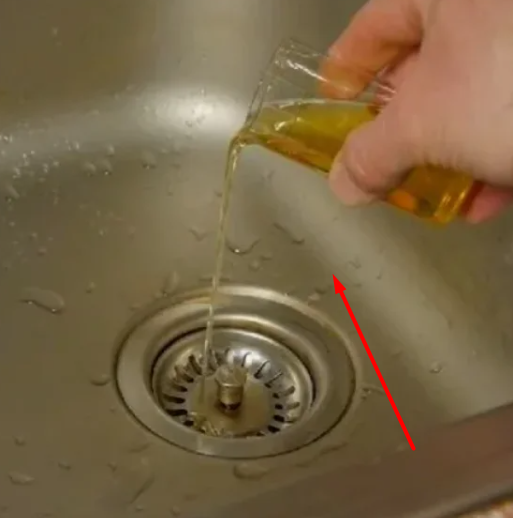 Прочистить засор в раковине. Вылить воду в раковину. Вылить воду в раковину. Раковина для слива грязной воды. Выливает воду.