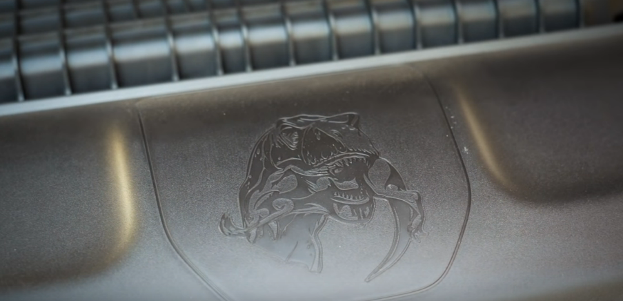 Маркировка на пластиковой защите в подкапотном пространстве.