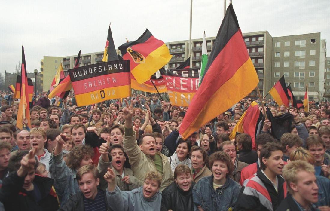 День объединения. Митинг в ГДР 1989 Берлин. Бархатная революция в ГДР объединение Германии. Германия 1990 Берлин митинг. 3 Октября 1989 Германия.