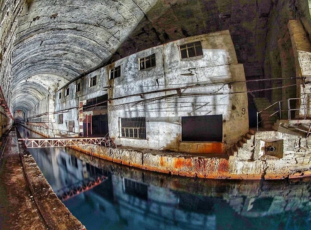 База подводных лодок в Балаклаве