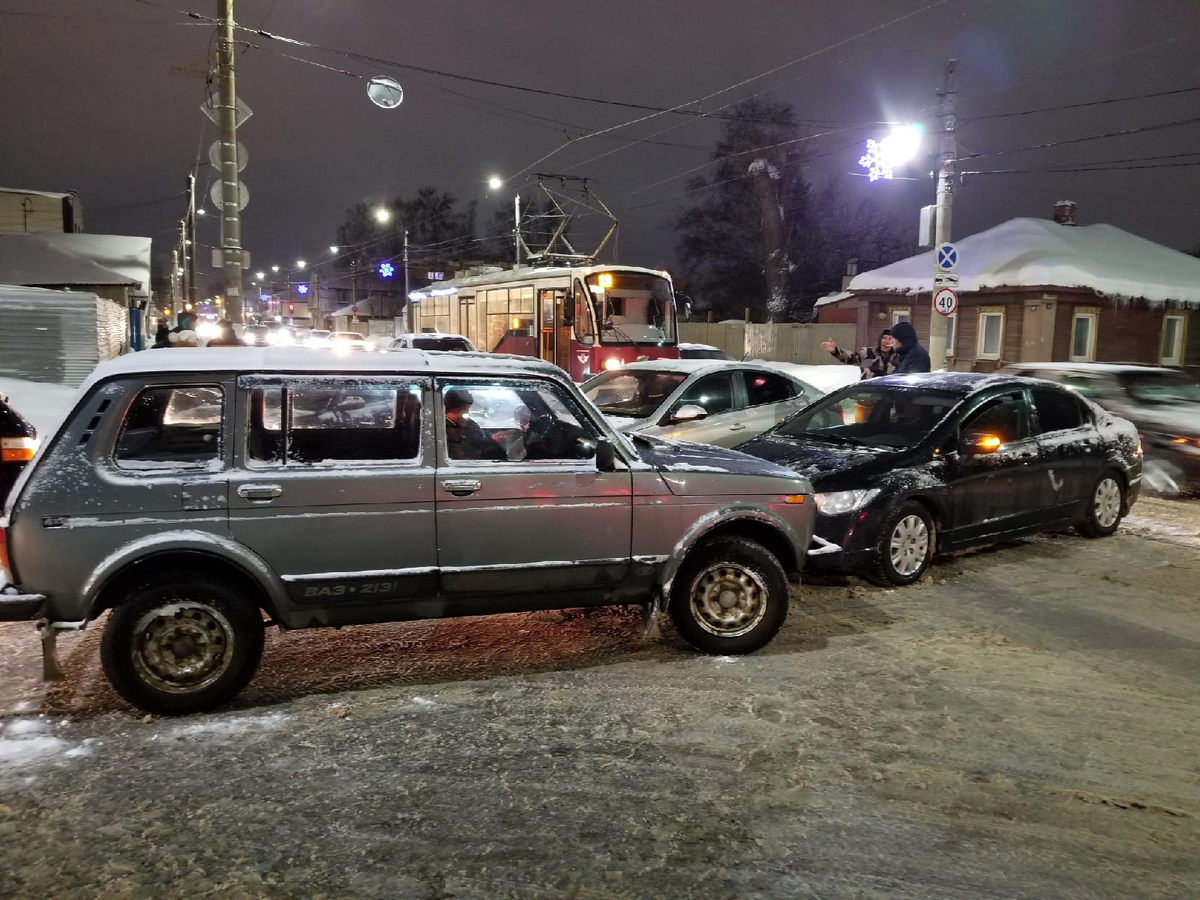 Автомобильная авария на пересечении ул. Оборонной и Тимирязева, на этом  трамвае я так и не доехал до дома, 18.01.2022, фото Антон Шатров