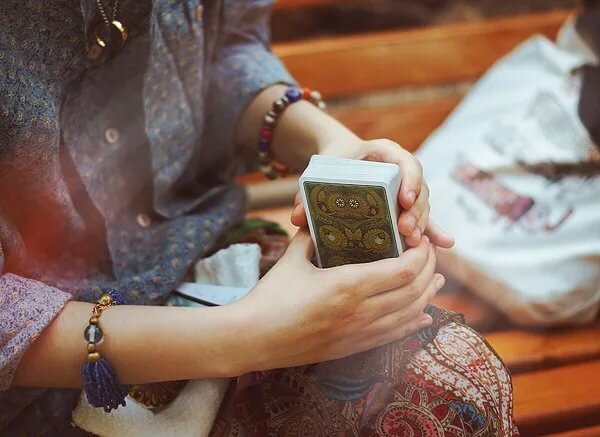 Почему не сбываются предсказания если погадать самому себе? Гадалка Людмила (tarot9.ru)