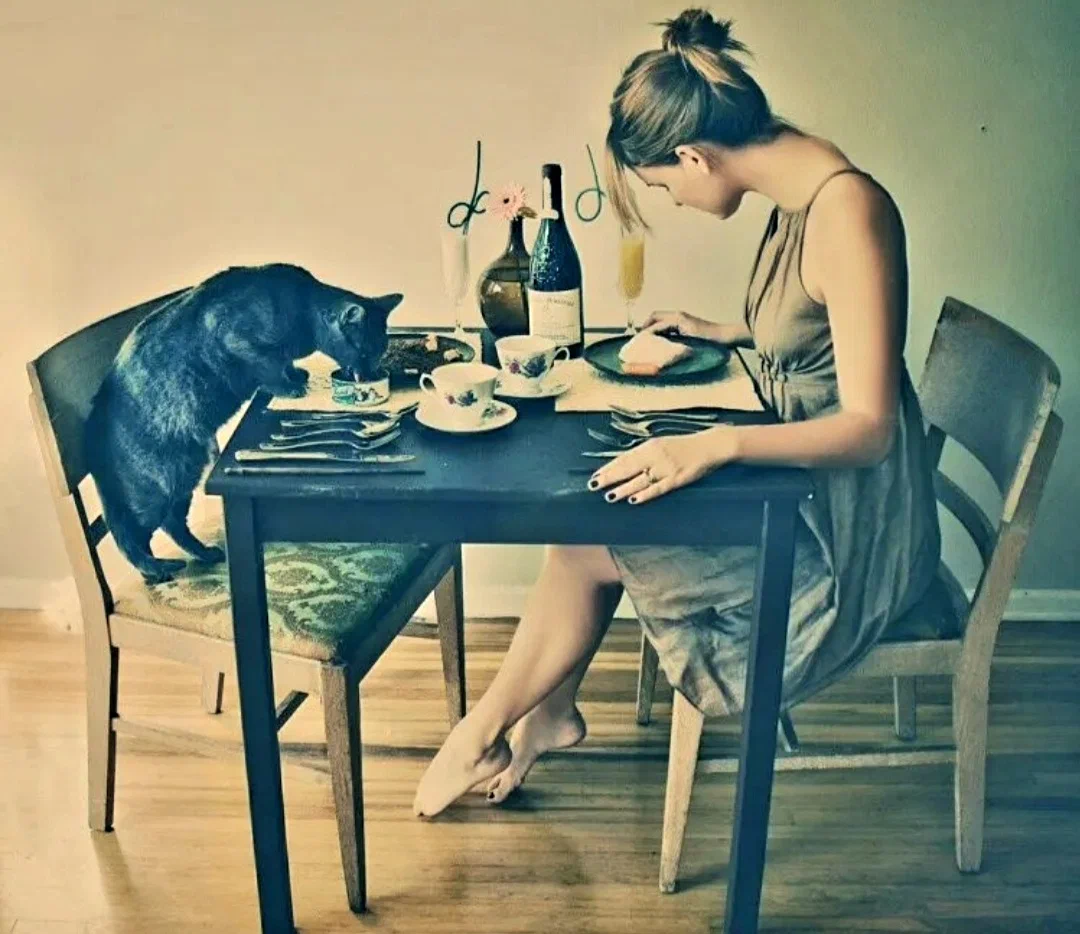 Женщина не сочувствует. Независимая девушка. Женщина за столом. Одинокая женщина. Сильная одинокая женщина.