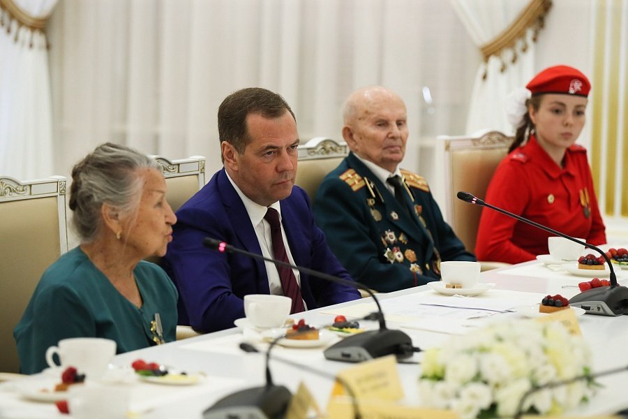 Приезд медведева в волгоград. Встреча Медведева с ветеранами в Волгограде. Медведев встреча с ветеранами Волгоград. Медведев и ветеран.