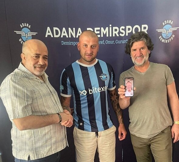     Ярослав Ракицкий (в центре) — игрок «Адана Демирспор».