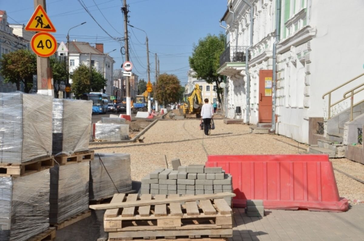    В центре Твери тротуары выкладывают брусчаткой