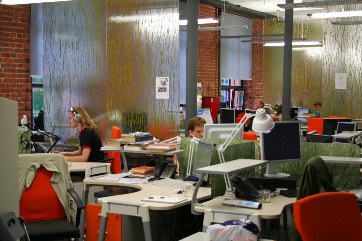 Половину опрошенных устраивает размер зарплаты.  Фото: Anton Belitsky/Russian Look/globallookpress.com