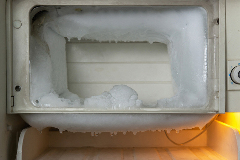 Как быстро разморозить рыбу без микроволновки. Поддон для разморозки холодильника. Разморозка холодильника объявление. Разморозить холодильник утюгом. Разморозил холодильник а там.