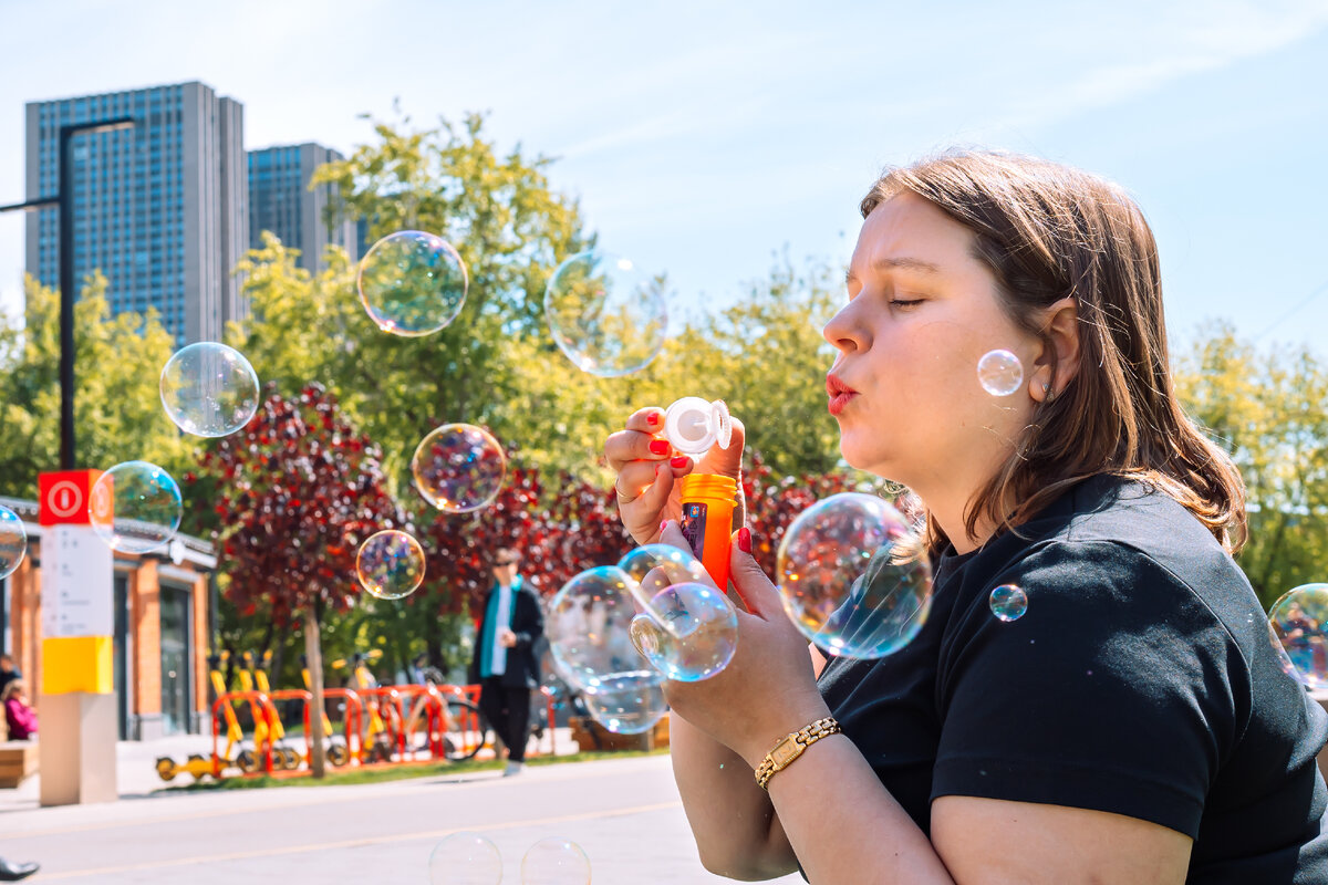Всем привет! Меня зовут Елена Сокол и я логопед- практик. Я помогаю обычным мамам заниматься со своими детьми самостоятельно. Адепт семейного образования.