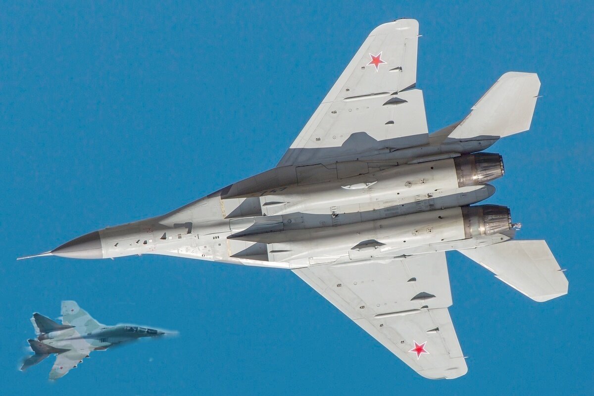 Разошлись, как в море корабли... Фото из свободных источников, обработано автором