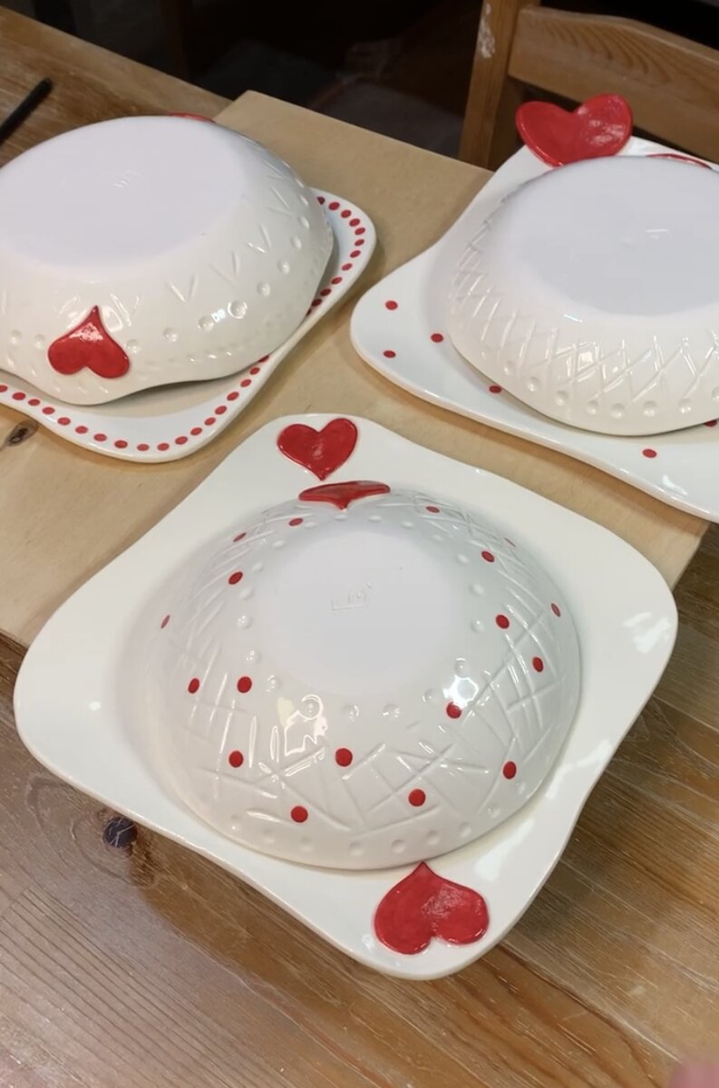 Перевернутые тарелки под первое тоже с сердечками