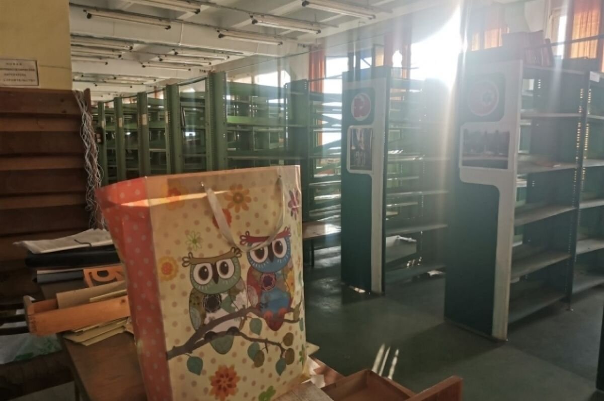    В здании бывшего ЦНТИ осталось восемь этажей пустых полок.