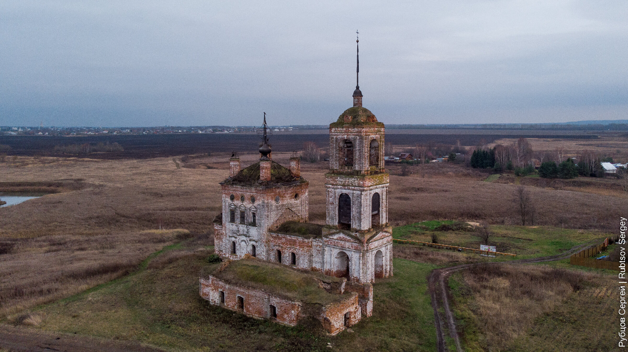 Заброшенная часовня с тремя козырьками