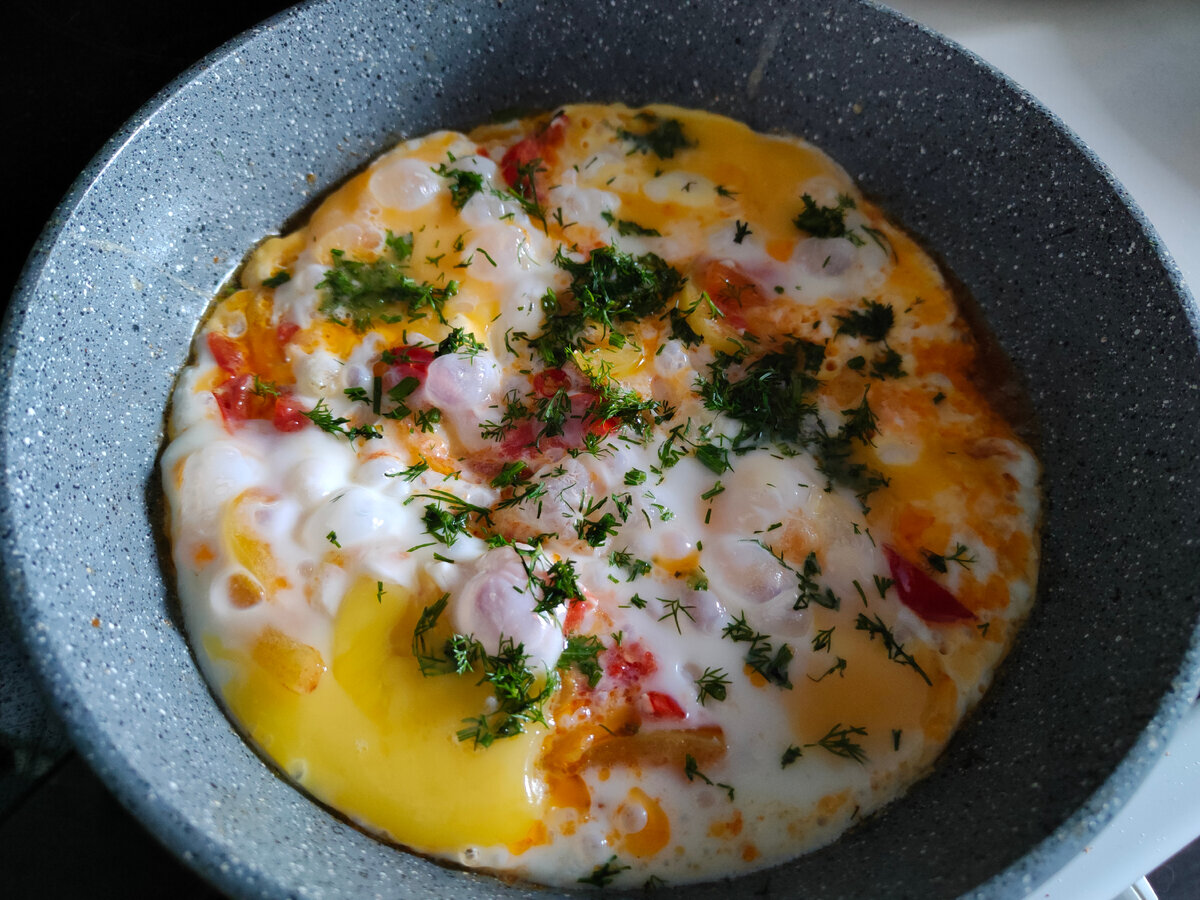Яичница с перцем, помидорами и укропом. Кофе, бутерброды.