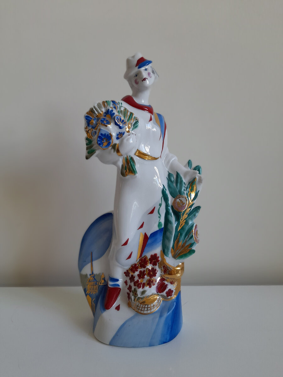 "Цветочница" ЛФЗ, 90е. Скульптор Эльвира Еропкина. Фото скульптуры из личной коллекции автора