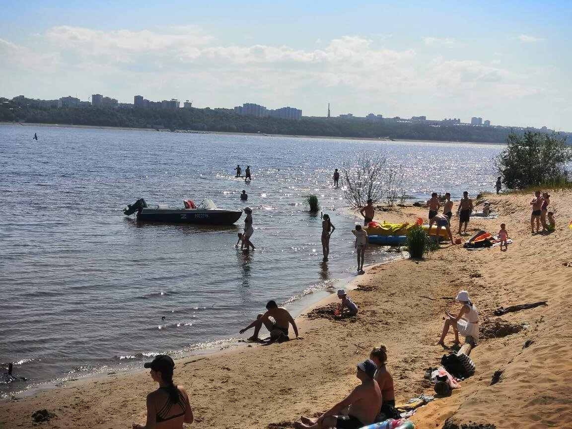 Берег для купания. Левобережный пляж Чебоксары. Пляж на левом берегу Чебоксары. Купания на берегу реке Великая. Чебоксары пляж фото.