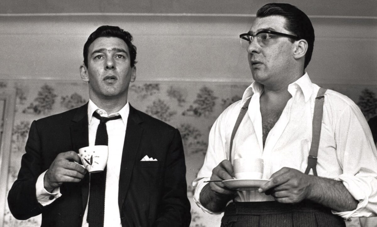 рональд (ронни) и реджинальд (реджи) крэй. рон и реджи крэй. реджи и ронни крэй. гангстеры реджи и ронни крэй. братья крэй лондон 1960.