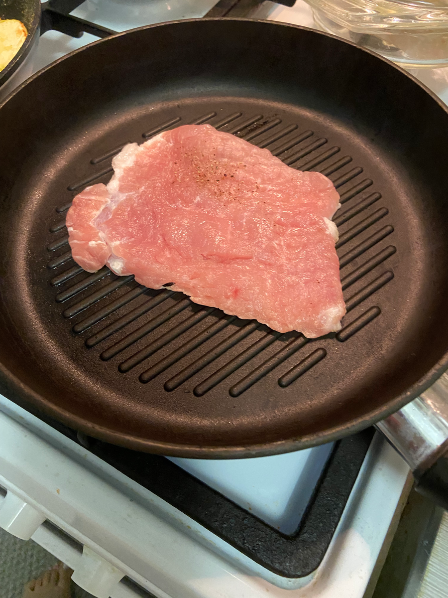 Жареное мясо с луком на сковороде