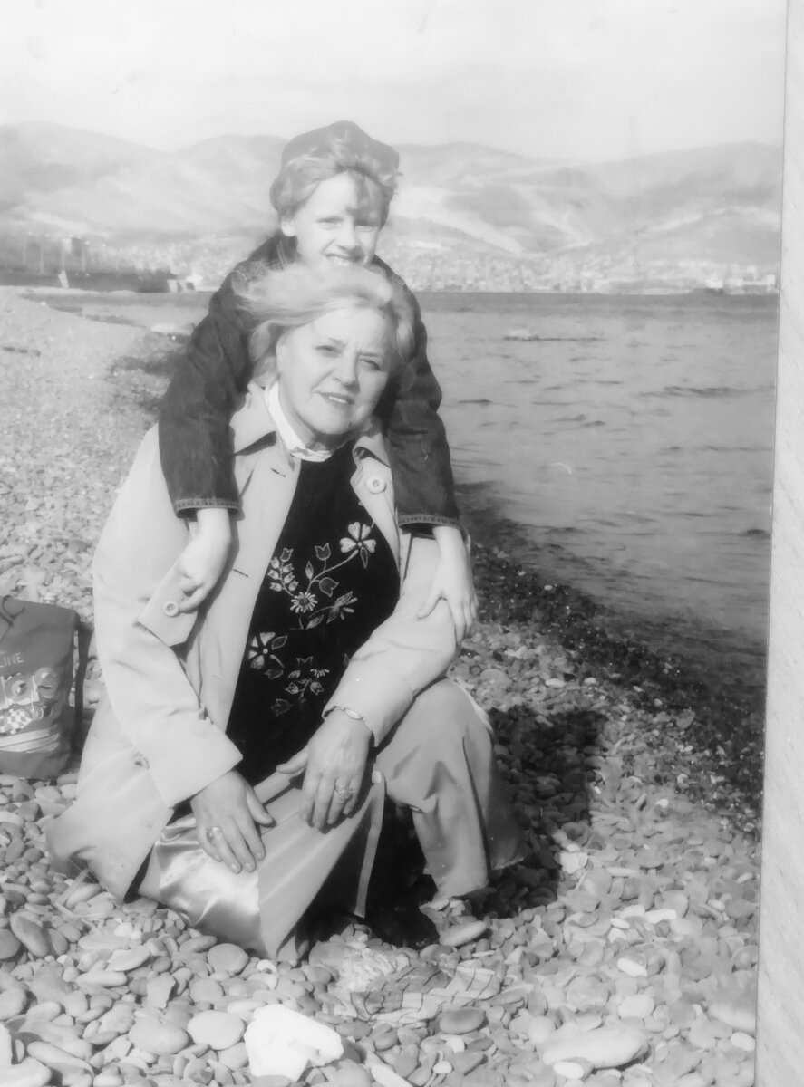 Автор канала со своей бабушкой Людмилой Александровной Скворцовой. Новороссийск, начало 2000х