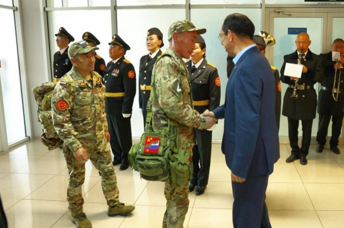    В Якутию прилетели Герои России Алексей Неустроев и Филипп Евсеев