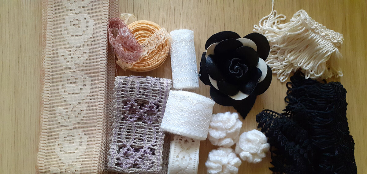 Сортирую кружева и украшения