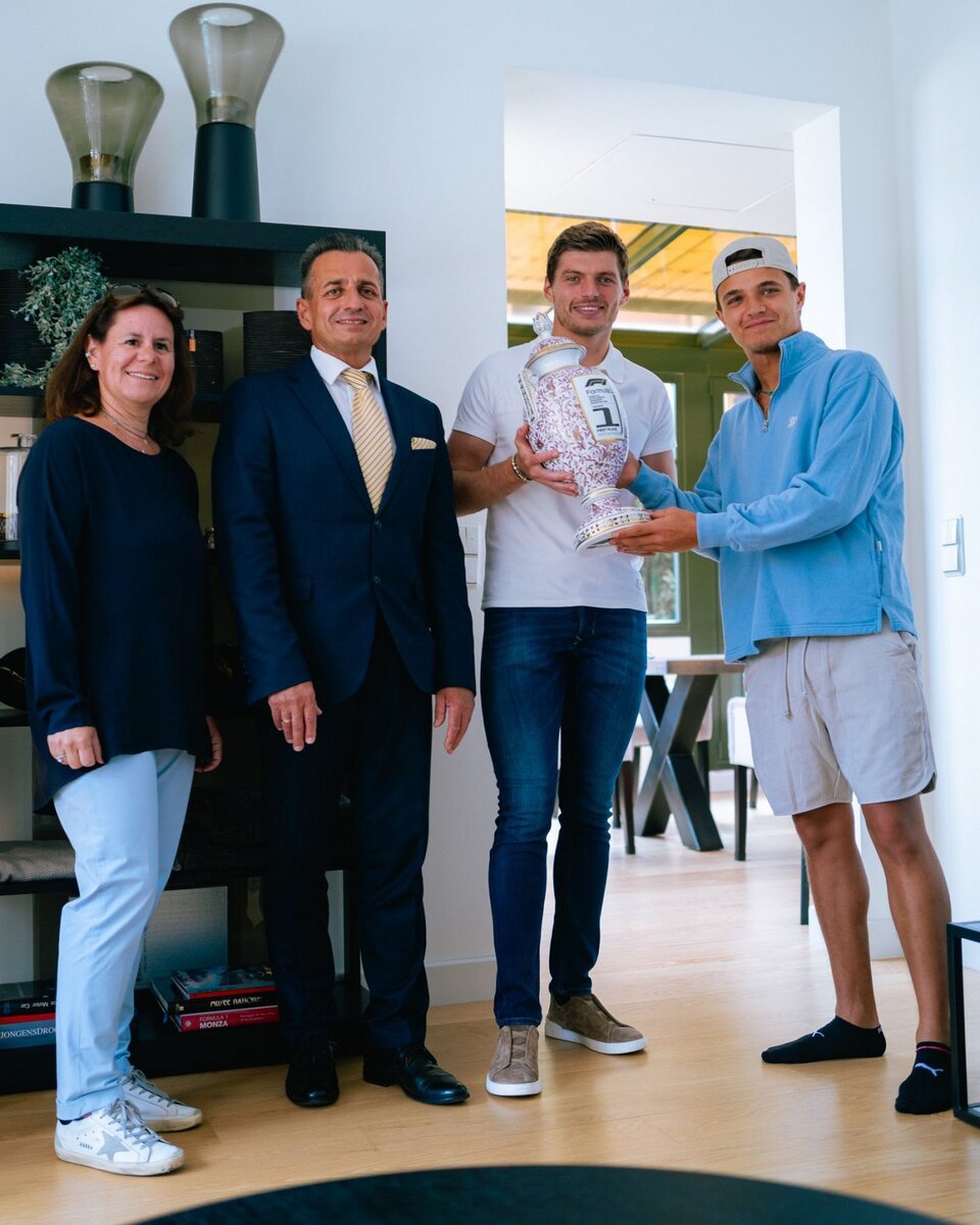    Макс Ферстаппен получил копию кубка за победу на Гран При ВенгрииФото: Соцсети