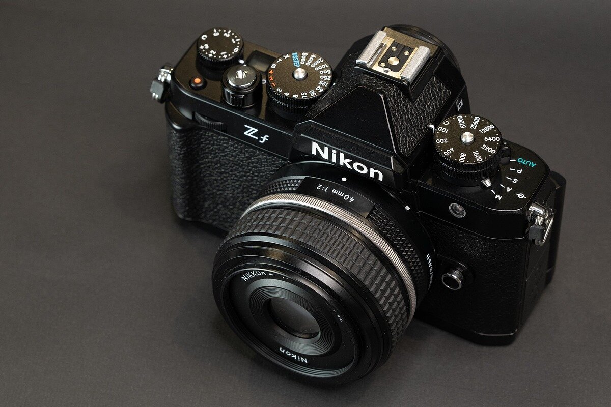 Полный кадр в стиле ретро от Nikon - Zf. FujiFilm нервно курит в ...