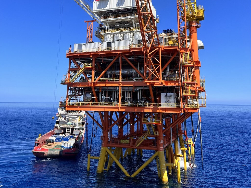 Платформа по добыче сырой нефти SK Earthon работает на нефтяном участке Луфэн  12-3 (Lufeng 12-3) в блоке 17/03, расположенном в Южно-Китайском море,  примерно в 300 километрах к юго-востоку от Шэньчжэня, Китай (SK Earthon)