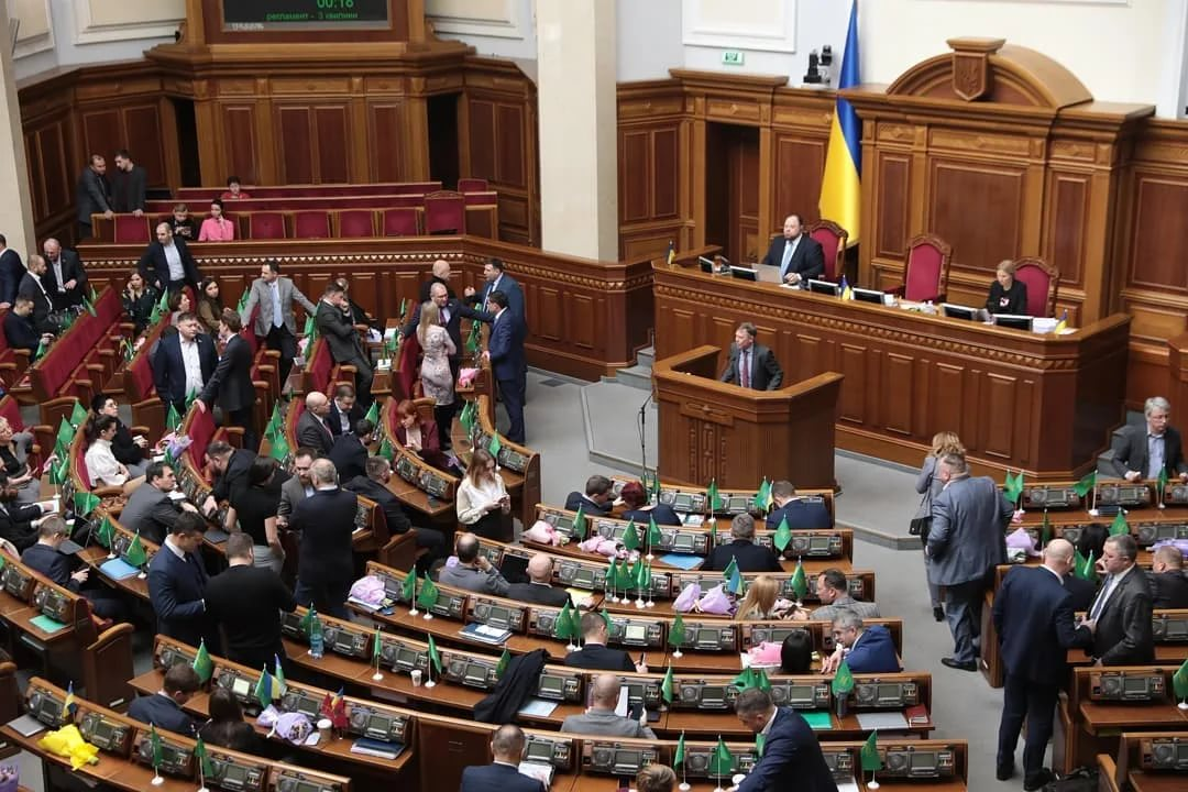 Депутаты парламента критикуют политику. Киев Верховная рада. Верховная рада 2004. Парламент Украины. Парламент Украины Верховная рада заседания сейчас