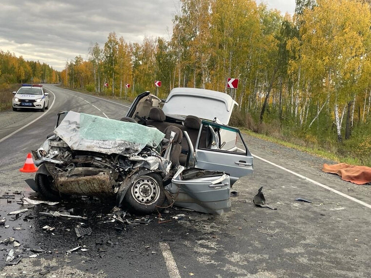    Водитель и пассажирка легковушки погибли на месте ДТП