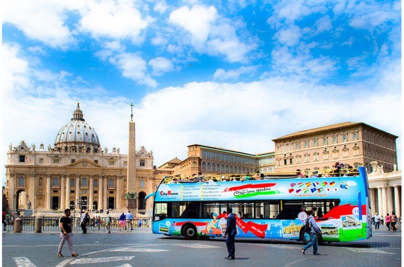 Экскурсионный автобус на главной площади Ватикана