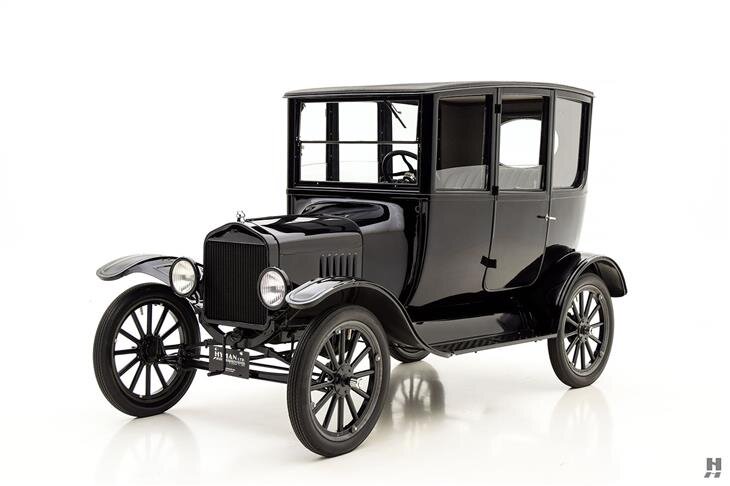 Первой получившей массовое признание моделью, выпускаемой компанией, стал Ford Model T, выпускавшийся в 1908—1927 годах. 