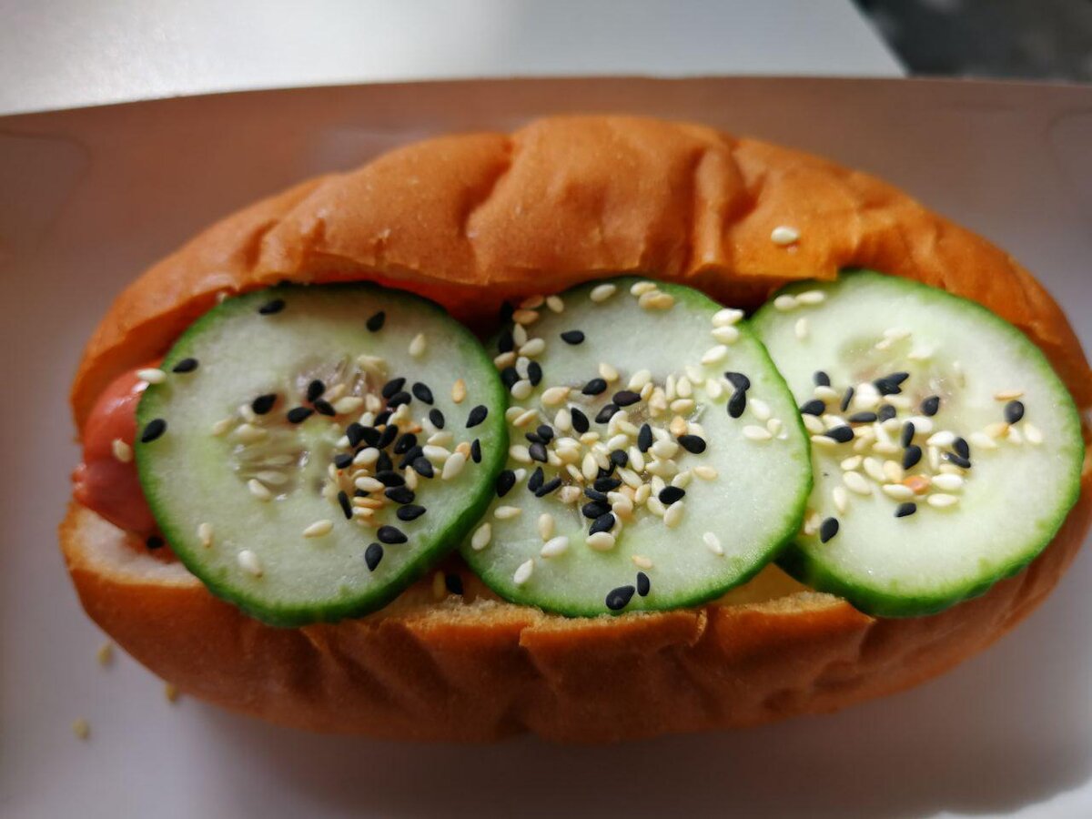 Перекус вне дома - единственное, что было из еды в кофейне - хот-дог