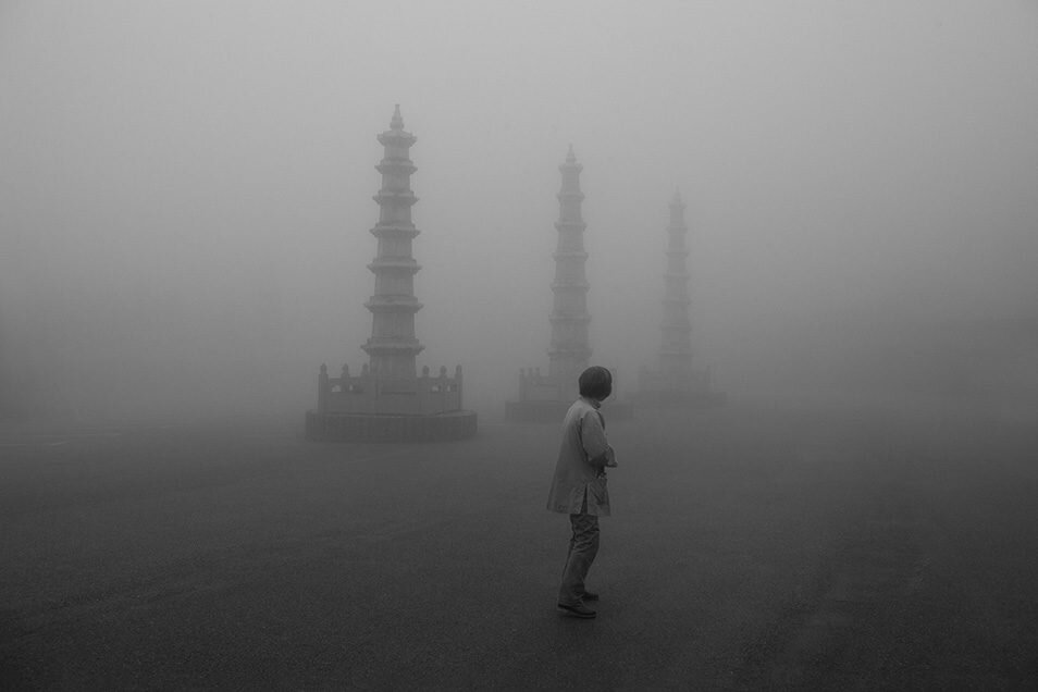 Картинка для привлечения внимания - фотография Hai Bo, которая на примере чувака с Юга Китая как бы демонстрирует нам бессмысленность попыток разглядеть сущность бытия в тумане ежедневной суеты